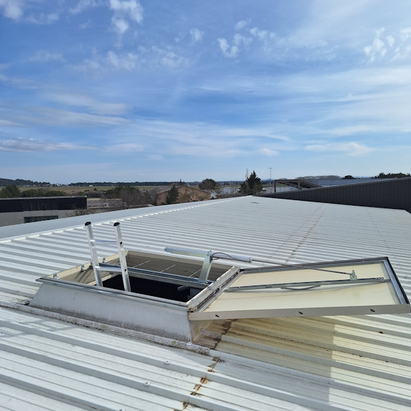 Sécurisation des lanterneaux et skydômes : Quelles solutions sans perçage de l&rsquo;étanchéité ? 